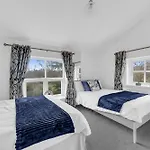 Manchester House Retreat - Sleeps 18