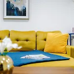 Modern 3-Bed Home In Salford, Pool, Ping Pong Table, Free Parking, Sleeps 7