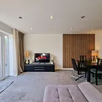 3 Bedroom Home Near Centre By City Superhost