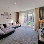 3 Bedroom Home Near Centre By City Superhost