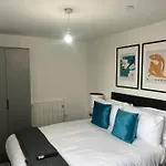 Luxury 2 Bed 2 Bath Flat Near Old Trafford