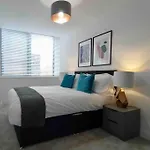 Luxury 2 Bed 2 Bath Flat Near Old Trafford
