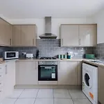 Spacious 4-Bed Home In Manchester With Parking & Wi-Fi