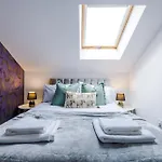 Spacious 4-Bed Home In Manchester With Parking & Wi-Fi