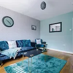 Spacious 4-Bed Home In Manchester With Parking & Wi-Fi