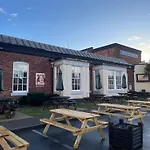 Entire Top-Floor Views Apartment Near Media City & Manchester United