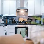 Sleeps 8, Free Parking, Stunning 3Bed In Salford, Available For Long Stays