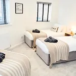 Spacious 2-Bed Home Near Manchester City Centre, Fast Wifi