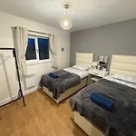 Cosy, Central 2 Bed Flat Parking