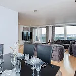 Spacious Stylish 2 Bedroom Apartment With River And City Views Across Manchester United Football Club, Media City Salford Quays Manchester With Free Parking