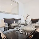 Spacious Stylish 2 Bedroom Apartment With River And City Views Across Manchester United Football Club, Media City Salford Quays Manchester With Free Parking