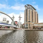 Spacious Stylish 2 Bedroom Apartment With River And City Views Across Manchester United Football Club, Media City Salford Quays Manchester With Free Parking