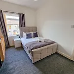 Salford Home Sleeps 10 By City Superhost