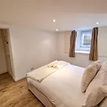 Salford Home Sleeps 10 By City Superhost