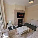 Salford Home Sleeps 10 By City Superhost