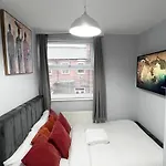 Luxury Spacious 4 Bedroom House - Free Parking - 5 Mins From Centre