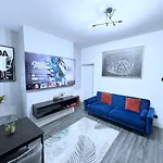 Luxury Spacious 4 Bedroom House - Free Parking - 5 Mins From Centre