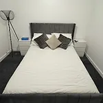 Luxury 1 Bedroom Apartment, Manchester City Center With Balcony