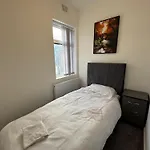 Housesleeps9-Patio-Parking-Familyok