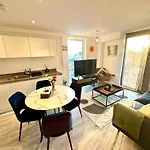 Relaxing 1-Bed Flat In Salford With Street Parking