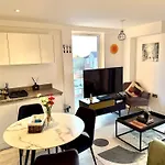 Relaxing 1-Bed Flat In Salford With Street Parking