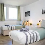 Cozy Apartment Next To Ao Arena With Free Parking