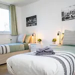 Cozy Apartment Next To Ao Arena With Free Parking