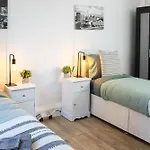 Cozy Apartment Next To Ao Arena With Free Parking
