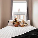 Spacious & Cozy Home In Salford