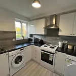 Cosy 2 Bedroom Apartment Near City Centre