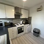 Cosy 2 Bedroom Apartment Near City Centre