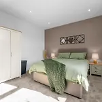New Listing - Stunning Prestwich Retreat - Sleeps 7