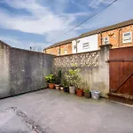 New Listing - Stunning Prestwich Retreat - Sleeps 7