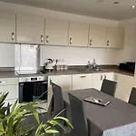 Balcony Marina Apartment With City Skyline Views - Free Secure Parking