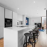 Free Parking - Roof Terrace - Luxury Townhouse