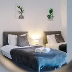 Large 3 Bed House Sleeps 6 By Host A Home