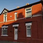 Corner House, Sleeps 8 In 4 Bedrooms, Near Train Station, Great Value!
