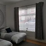 Corner House, Sleeps 8 In 4 Bedrooms, Near Train Station, Great Value!