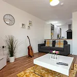 X1 Media City 3 Bedroomed Apartment Free Wifi & Free Parking