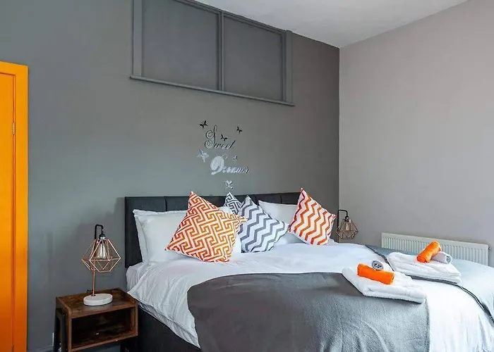 Spacious Manchester House - Sleeps Up To 8!