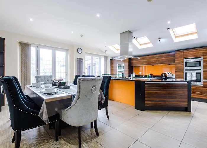 Luxurious Suburban 6 Bedroom 3 Bathroom Home