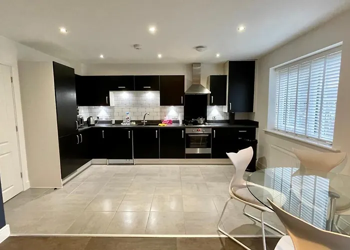 Residential Non Party Modern 2 King Bedroom Flat With Free Parking