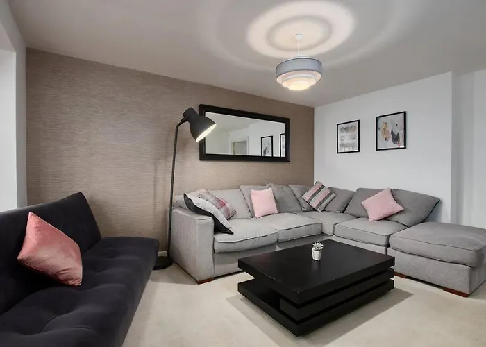 Elegant 4 Bedroom House - Parking - Garden