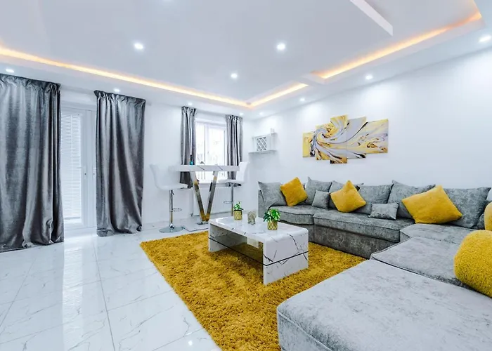 Luxury 3 Bedroom House Close To Manchester Center