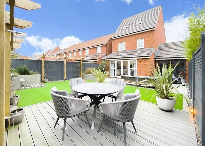 Stunning 4 Bed House With Cinema Room & Parking