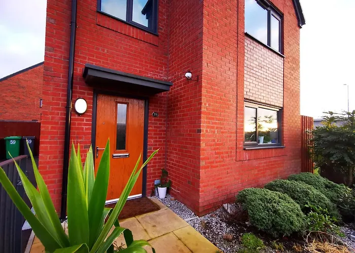 The Lawnswood - Central Manchester Holiday Home With Free Parking
