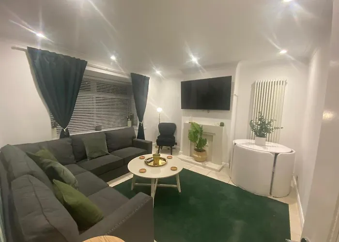 Charming 3-Bed House Near Central Manchester