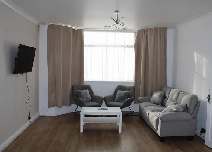 Beautiful 3 Bedroom House With Parking