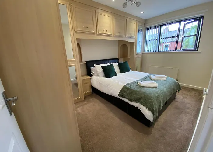 Comfortable Manchester House With Conservatory & Parking