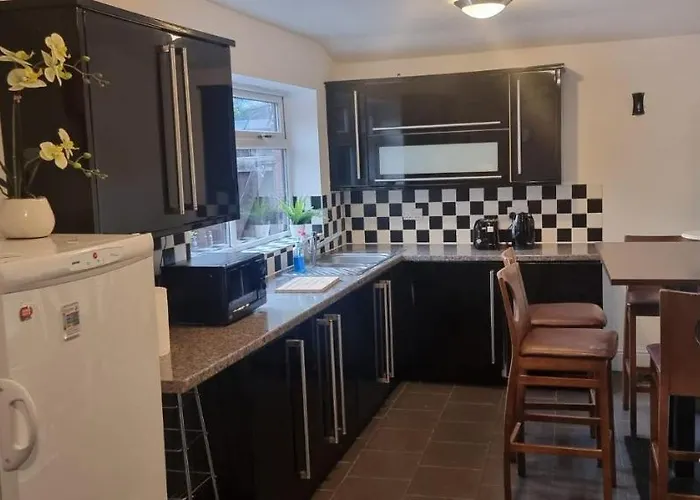 Budget 4 Bedroom House,Entire Place.Sleeps 10